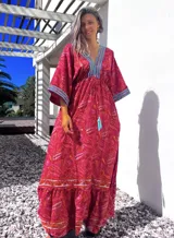 Vestido largo tipo túnica con estampado paisley en tonos rojos y detalles bordados en azul en escote y mangas.