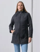 Campera negra capitoneada marca Weatherproof, con capucha desmontable, cierre central y bolsillos delanteros.