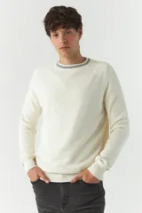 Sweater marrón liso de algodón con cuello redondo y costuras a contratono.