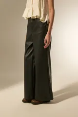 Pantalón ancho de tiro alto, confeccionado en eco-cuero negro.