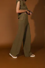 Pantalón de tejido extra grueso, color verde militar, con diseño de corte amplio.