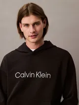 Buzo negro de felpa con capucha, corte holgado, bolsillo tipo canguro y logo Calvin Klein estampado en el pecho. Puños y dobladillo acanalados.