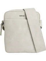 Bolso bandolera Calvin Klein color crema, con correa ancha ajustable y logo de la marca en el frente.