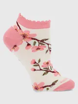 Calcetines cortos de algodón color blanco con estampado de ramas de cerezo en flor rosado. Presentan borde festoneado y talón/punta en color rosa sólido.