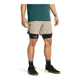 Short deportivo azul con cintura elástica negra, bolsillos laterales con cierre y logo de la marca en la pierna izquierda.