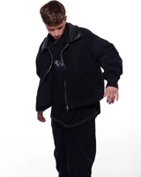 Campera bomber de jean azul con cuello de cuero negro y puños de algodón.