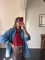 Camisa roja de manga larga con volados frontales y cuello mao.
