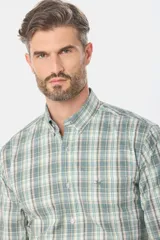 Camisa de hombre a cuadros rojos, azules y blancos, de manga larga y corte clásico.