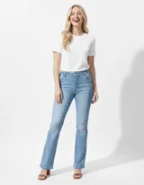 Jean elastizado celeste, de tiro medio y pierna recta.