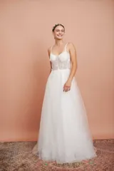 Vestido largo de tul blanco con diseño de flores 3D y brillos.
