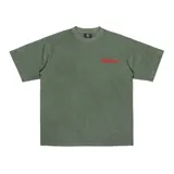 Remera verde con logo Kaboa estampado en rojo.