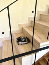 Sandalias negras con plataforma y tiras cruzadas.