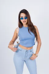 Musculosa celeste de tejido de punto acanalado, corte cropped y cuello redondo.