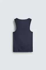 Conjunto de pijama color gris compuesto por una camiseta sin mangas de corte ajustado y un bóxer corto con cintura elástica y botones.