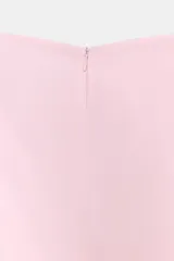 Vestido midi color blanco hueso, sin mangas, con cuello alto y detalle de drapeado fruncido en el lateral izquierdo del torso.