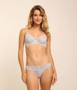 Bombacha bikini hilo color rosa con encaje floral y moña en la cintura.