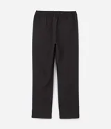 Pantalón de vestir marrón oscuro, de corte loose, con pliegues, bolsillos laterales y traseros.