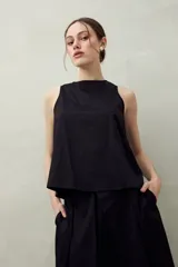 Top negro sin mangas con cuello redondo y corte holgado.