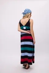 Vestido largo sin mangas con escote en V, de corte relajado y rayas horizontales de colores. Presenta tajos laterales y terminación en crochet en los bordes.