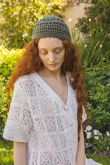 Gorro tipo casquette tejido a crochet en hilo de algodón color verde oliva.