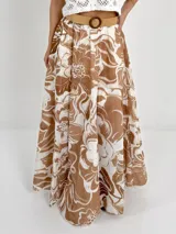 Falda larga de algodón con estampado floral en tonos marrón y blanco. Tiene elástico en la cintura y viene con un cinto de rafia elastizado desmontable.