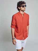 Camisa de lino color ladrillo, corte relaxed, cuello mao, manga larga con presilla roll up y bordado en pechera.