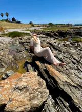 Conjunto de pantalón y cárdigan color manteca de tejido calado.