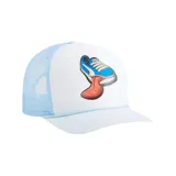Gorro trucker Puma Prime Trend, con paneles frontales blancos, visera celeste y paneles traseros de malla celeste. Presenta un parche con el dibujo de una zapatilla Puma con la lengüeta colgando.