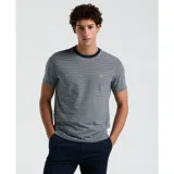 Remera gris con rayas horizontales finas en jacquard, cuello redondo con ribete azul marino y logo de pingüino bordado en el pecho.