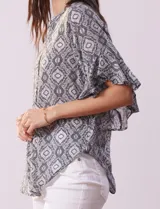 Blusa de gasa estampada marca Ruby Rd, con cuello a la base, abertura central con botones y manga amplia con volados.