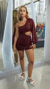 Minivestido de fiesta color bordó con lentejuelas, un hombro descubierto y manga larga abullonada.