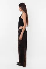 Body blanco de morley de algodón, sin mangas y con escote cuadrado. Tiene broches a presión en la entrepierna y elástico para un mejor ajuste.