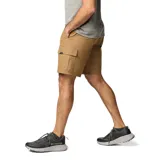 Short cargo color tostado, con bolsillos laterales y traseros.