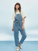 Mono largo de denim celeste con breteles regulables y lazo en la cintura.