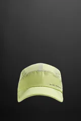 Gorra deportiva color verde lima, con visera y confeccionada en tejido técnico perforado. Tiene ajuste elástico en la parte posterior y logo estampado en el lateral.