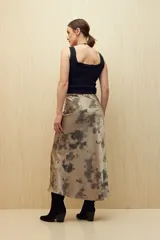 Falda midi de satén color blanco con estampado abstracto en tonos grises.