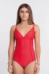 Malla enteriza roja con breteles finos y escote en V.