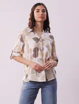 Blusa de algodón estampada marca Dash, con cuello a la base, escote en V y abertura con botones. Tiene un bolsillo en la parte delantera y mangas 3/4 regulables con presilla y botón.