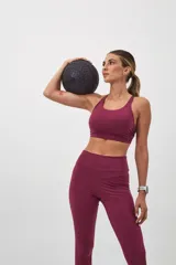 Calza deportiva larga color verde militar, de tiro alto y largo hasta el tobillo.