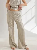 Pantalón de viscosa y lino color dorado, de corte Oxford y tiro alto, con bolsillos laterales.