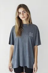 Remera gris oscuro con estampado pequeño en el pecho.
