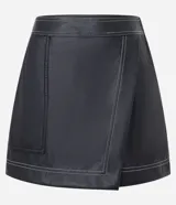 Short pollera negro de cuero sintético con diseño cruzado y costuras contrastantes.