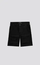 Bermuda de denim negra, estilo cargo, con calce oversize. Presenta múltiples bolsillos con tapa en los laterales y un ligero efecto de desgaste.