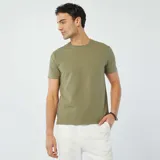 Camiseta verde oliva de seersucker con cuello redondo y mangas cortas.