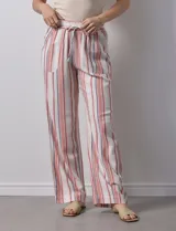 Pantalón de lino color blanco con rayas verticales rosas y celestes. Tiene pretina ancha elastizada con lazo de ajuste y bolsillos inclinados en la parte delantera.