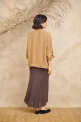 Pollera midi evasé color marrón confeccionada en lino natural con elástico en la cintura.
