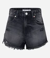 Short de jeans de mujer, modelo slim fit, color celeste claro con efecto desgastado y terminación deshilachada en el ruedo. Presenta tiro alto, trabillas para cinturón y cierre frontal tradicional.