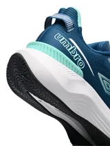 Championes urbanos Umbro modelo Rift, color negro con detalles en azul y suela blanca.