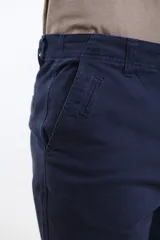 Bermuda color verde con bolsillos laterales y traseros.