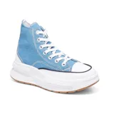 Championes de bota de tela denim celeste con detalles en blanco y suela marrón.